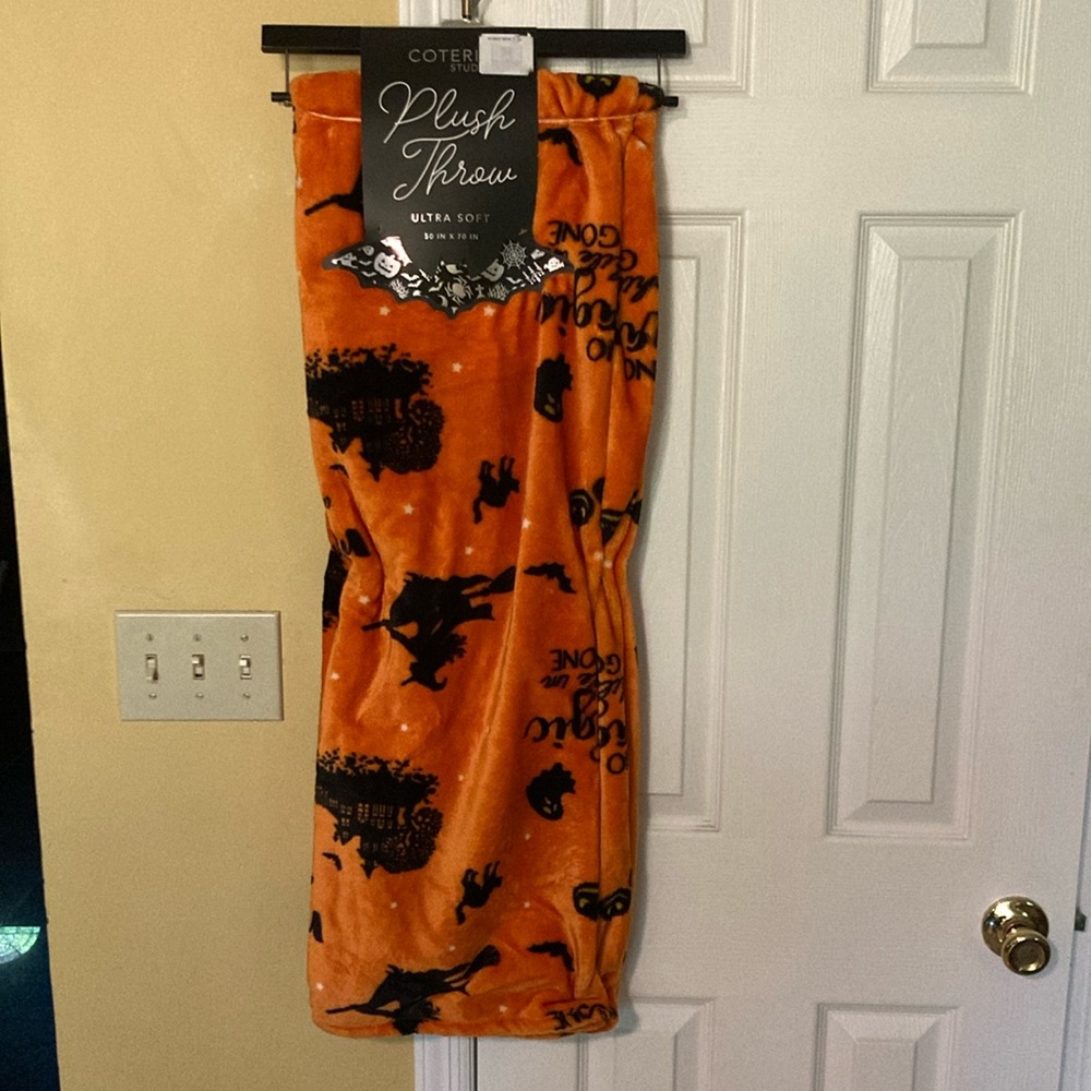 NWT Coterié plush throw - 50”x70”